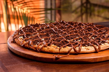 Pizza de Chocolate ao Leite Com Nutella e Oreo