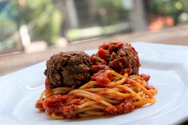 Spaghetti com Almôndegas e Molho de Tomate 
